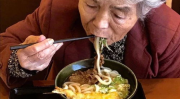 娱乐吃瓜酱老人头像是谁,揭秘“娱乐吃瓜酱老人”头像背后的神秘人物